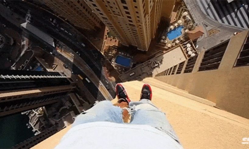 Guy doing Parkour almost die falling from building, Electric cable's save his life