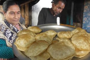 Hard Working Rail Station Hawker - 3 Puri @ 10 rs Only - Indian Street Food