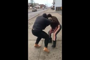 Hood Fights 2 Chicks fight over $20 (must watch)