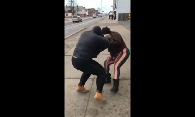 Hood Fights 2 Chicks fight over $20 (must watch)