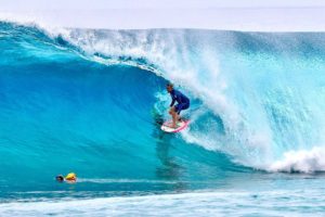 SURFING WITH KELLY SLATER (HAWAII)