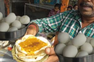 The Most Busy Vendor in Indian Railway Station Ranaghat - 3 Puri with Curry @ 10 rs Only