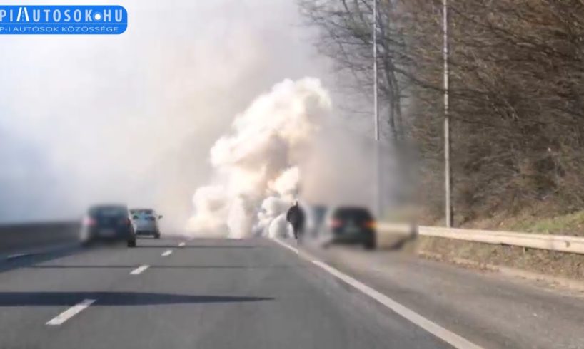Hatalmas "runaway" jelenséggel füstölt el egy diesel Opel az M7-esen