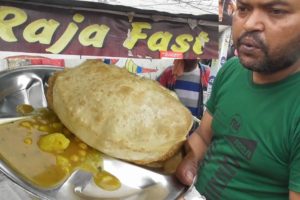 It's a Common Man Street Food in Ranchi - 2 Piece Chole Bhature @ 25 rs - Indian Street Food