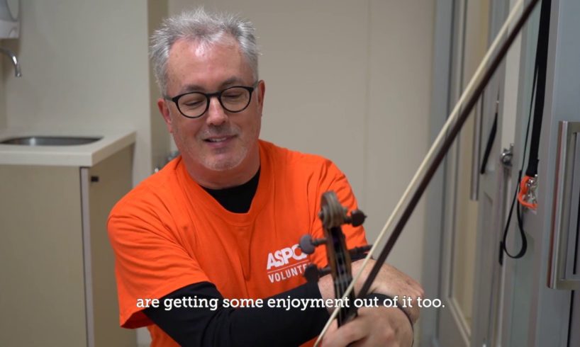 This Man Comforts Shelter Dogs by Playing the Violin