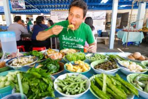 24 Toppings Buffet -  EPIC CURRY NOODLES - Amazing Street Food in Asia!