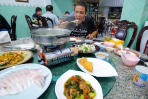 Epic Pomfret Hot Pot!! ULTIMATE THAI CHINESE FOOD! | Best Food in Hat Yai (หาดใหญ่)!