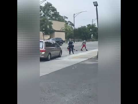 (Hood Fight) Girl Fights Another Girl In Front Of The Police!