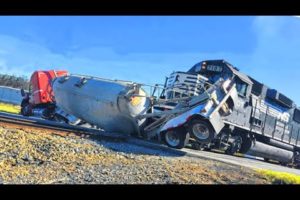 IDIOT TRUCK & BUS  VS TRAIN | Close Calls , TRAIN CRASHES and DERAILMENT Compilation