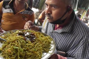 Indian People Loves to Eat Egg Noodles with Chili Chicken || Kolkata Street Food