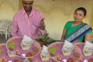 Marathi Husband Wife Selling Jhunka Bhakar @ 20 rs Plate - Street Food Maharashtra India