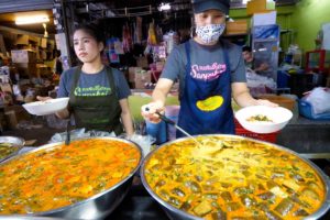 Michelin Guide Street Food Tour!! $0.64 THAI CURRY NOODLES in Chiang Mai, Thailand!