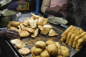 Old Hardworking Man Selling Samosa @ 7.5 rs - Ranchi Street Food