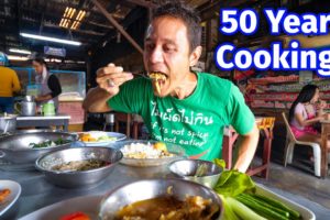 Pro Grandma Chef - 50 YEARS COOKING!! Insane Thai Street Food in Songkhla (สงขลา), Thailand!
