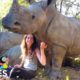 Rinocerontes bebés se acurrucan con su rescatista y su gato como cachorros I El Dodo