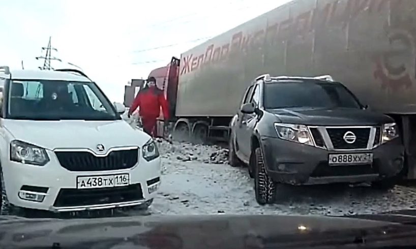 Russian car crash compilation 2021 - Driving Fails and Bad drivers #26