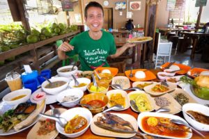 Street Food 21 CURRIES FOR LUNCH!! Unseen Food Tour in Southeast Asia!! ยะลา