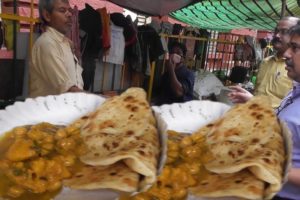 Tasty Alu Paratha in Kolkata Street | 2 Piece with Ghugni & Chutney 15 Rs Plate | Indian Street Food