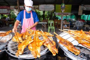 Thai Street Food - GRILLED CHICKEN Basin BBQ!! ? ? Most FAMOUS Grilled Chicken in Thailand!!