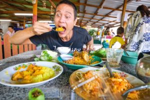 Thai Street Food - YELLOW STICKY RICE!! Best Curry Ever + Stuffed Roti! | Satun, Thailand