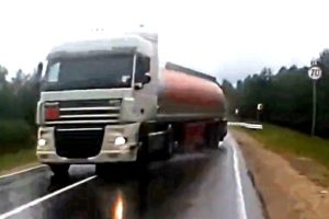 Total idiots on the road (Semi Truck Drift)