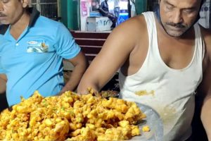 Two Middle Age Odia Man Selling | Upma Pakodi Chaat @ 20 Rs Plate | Indian Street Food