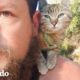 Hombre es adoptado por una gatita mientras viaja el mundo | El Dodo