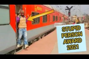 STUPID MEN AWARD? 2021 | Man FALL  From RUNNING Train  ?? | train accident india 2021