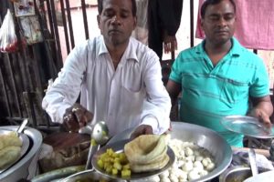 Sabse Sasta & Sabse Achha Street Food | 4 Piece Green Peas Kochuri 25 Rs Plate | Indian Street Food