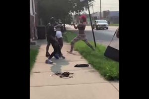 BEST HOOD FIGHT EVER POLICE CAME THEY STILL THROWING ????