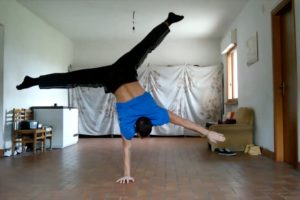 Incredible handstands & bodyweight fitness (People are Awesome)