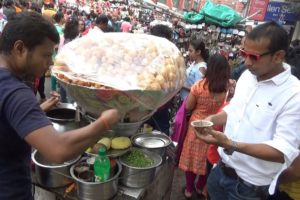देखतेही मु में पानी आजाता है - Puchka (Panipuri) in Kolkata New Market - Indian Street Food