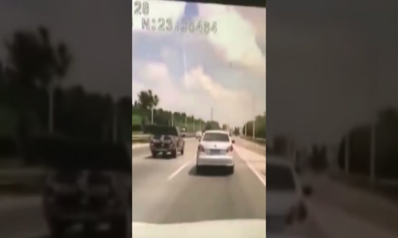 violently and suddenly 😱 a flying wood in the middle of the road breaks the car's windshield #shorts