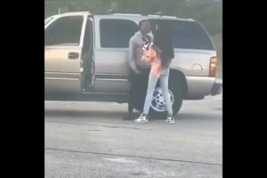 A girl fights a man who want to left her with a daughter after break up.