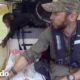 Bebé chimpancé duerme en las piernas del piloto mientras vuelan | Dodo Héroes | El Dodo
