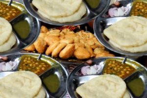 Chana Bhatura/Chana Batora in Kolkata(Park Street) | People Eating Mouthwatering Indian Street Food