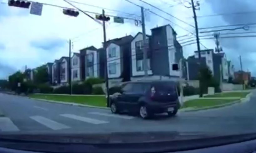 Crazy KIA driver caught on Dashcam (Idiots in cars)