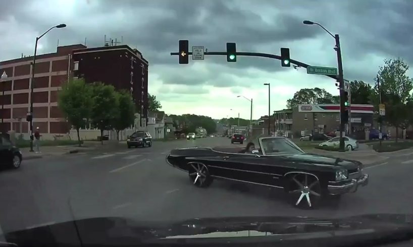 Happened at a crossroads (Idiots in cars)