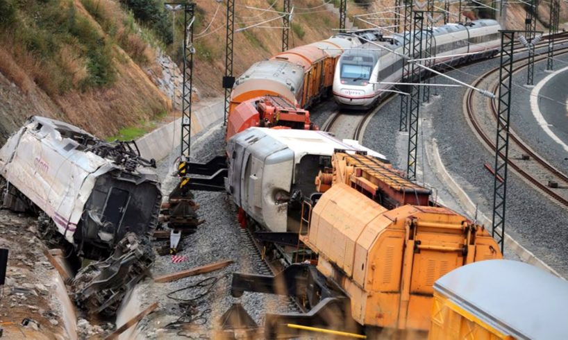 Top 10 Dangerous Trains & Truck Crashing Compilation ! Worst Train hit Truck & Car