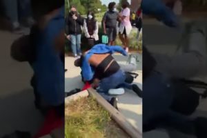 Girl a savage she whooped his ass #fight #fighting #fightvideos #hood #hoodfights #schoolfight