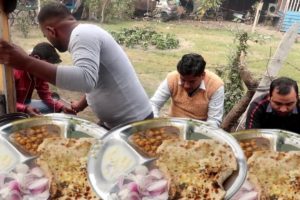 UP People Enjoying Matar Chaat & Chole Kulche | Special Lucknow Breakfast | Indian Street Food