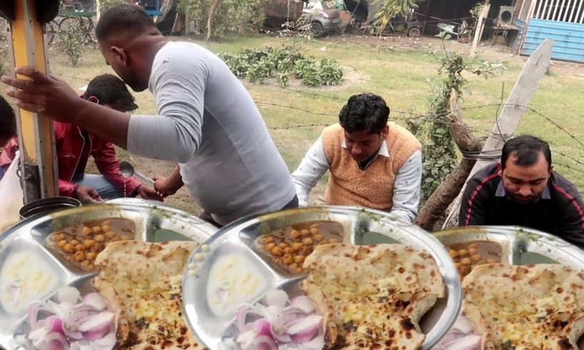 UP People Enjoying Matar Chaat & Chole Kulche | Special Lucknow Breakfast | Indian Street Food