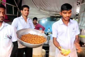 " Santosh Pakodewala " | 300 Plates Finished an Hour | 25 Rs/ Plate | Nagpur Street Food