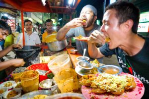 Bangladeshi Street Food - KING of FUCHKA and CHOTPOTI!! Amazing Bangladesh Food!