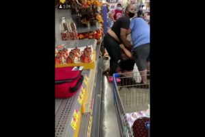 (Hood Fights) Walmart brawl gets crazy !! Like comment N subscribe