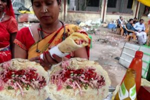 " Pinky Debi " Hard Working Bihari Woman | Selling Double Anda Roll 30 Rs/ | Patna Street Food