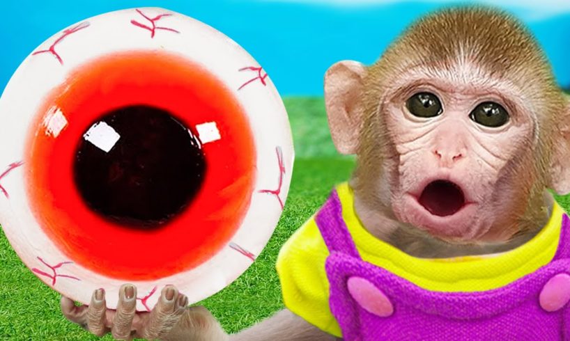 Baby Monkey KiKi Playing with GIANT Eyeball Jelly Candy | KUDO ANIMAL KIKI