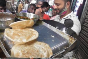 Best Breakfast in Indian Street | 2 Chole Bhature 20 Rs/ | Kolkata Barabazar Chini Patty