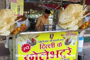 Delhi Style Chole Bhature in Surat | 90 Rs/ Plate ( 2 Bhature & Chole ) | Indian Street Food