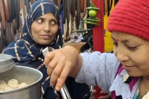 Jay Mata Di Momo Corner | Hardworking Couple Selling Veg Momo | Price 10 Rs/ | Lucknow Street Food